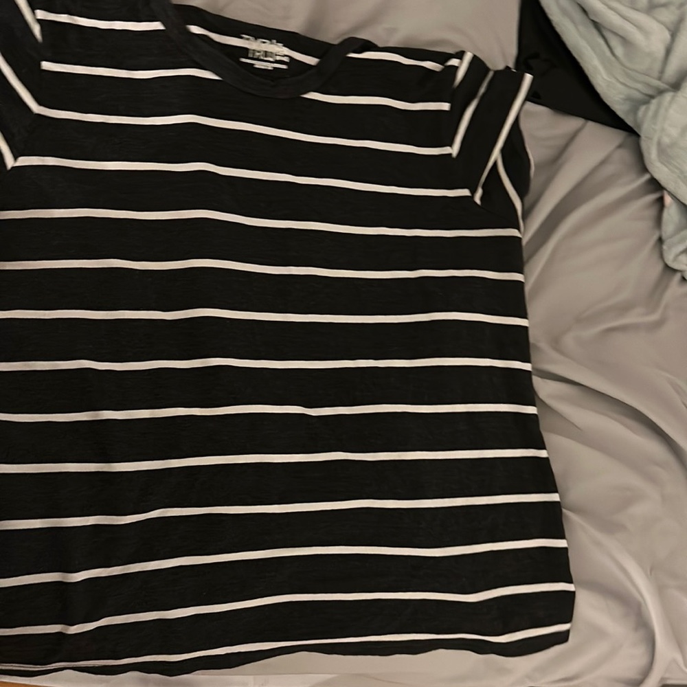 I am selling this shirt the size is XL and the colors black and white